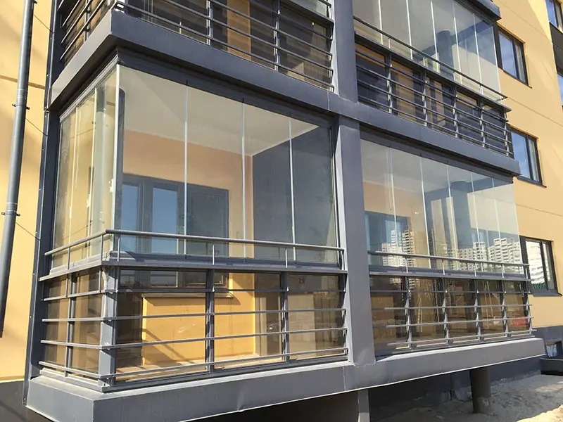 Îmbunătățirea confortului și eficienței energetice prin închiderea balcoanelor cu ferestre și ușă termopan